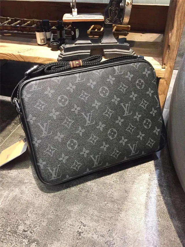 Louis Vuitton 印花帆布信使包 4