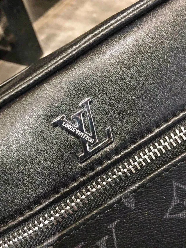 Louis Vuitton 印花帆布信使包 6