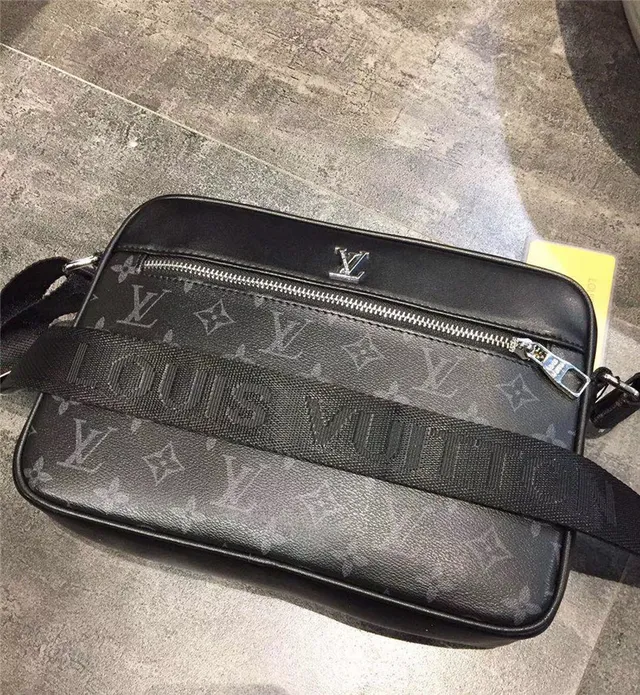 Louis Vuitton 印花帆布信使包 8