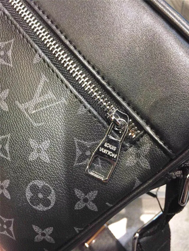 Louis Vuitton 印花帆布信使包 9
