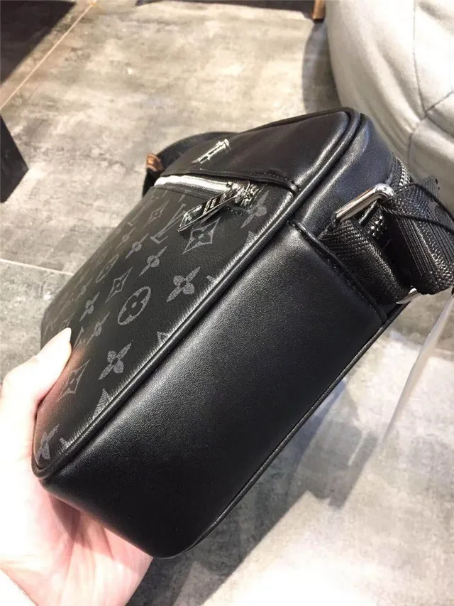 Louis Vuitton 印花帆布信使包 10