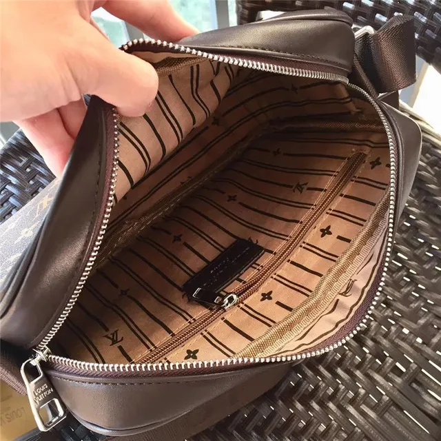 Louis Vuitton 印花帆布信使包 11