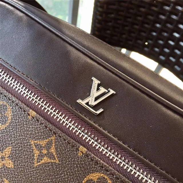 Louis Vuitton 印花帆布信使包 12