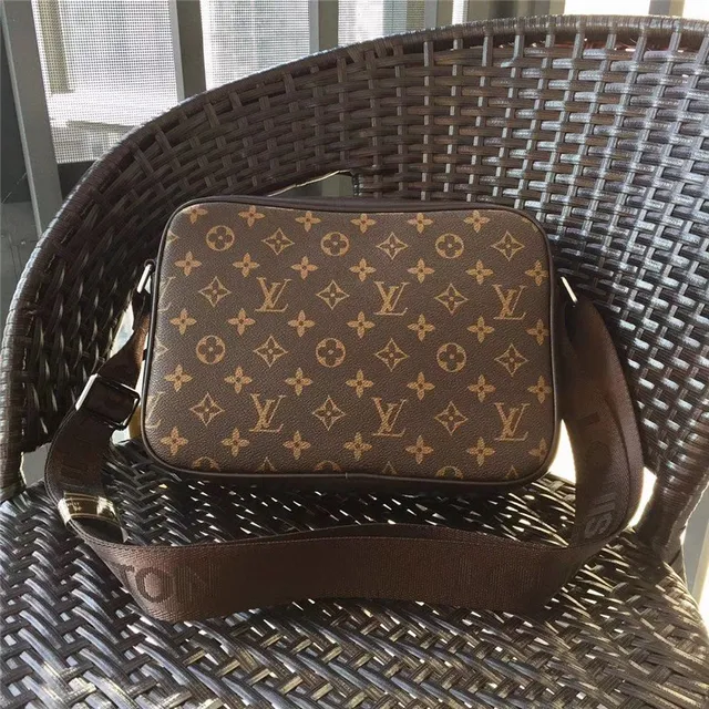 Louis Vuitton 印花帆布信使包 13