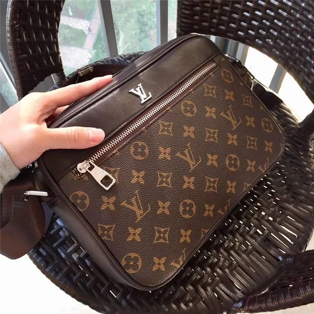 Louis Vuitton 印花帆布信使包 14
