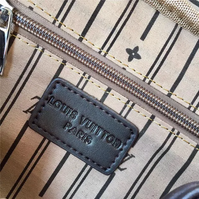 Louis Vuitton 印花帆布信使包 15
