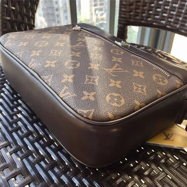 Louis Vuitton 印花帆布信使包 16