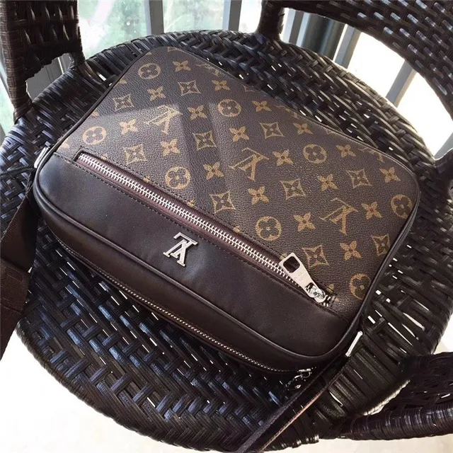 Louis Vuitton 印花帆布信使包 18