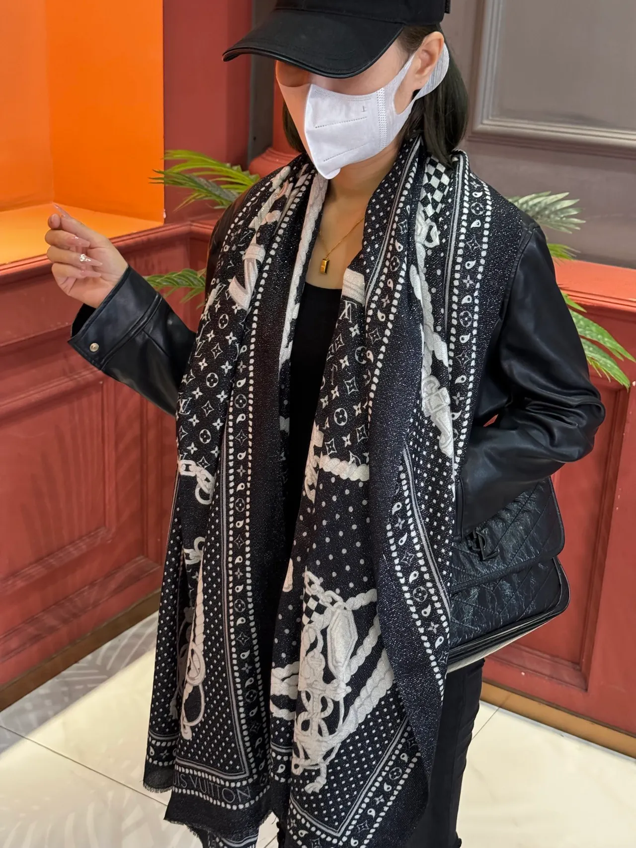 Louis Vuitton Monogram impresión de cadena Black and White Silk pañuelo 3
