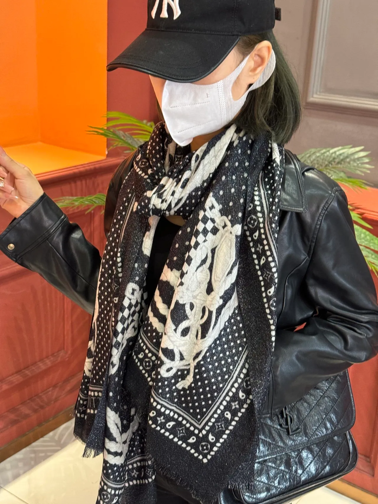 Louis Vuitton Monogram impresión de cadena Black and White Silk pañuelo 4
