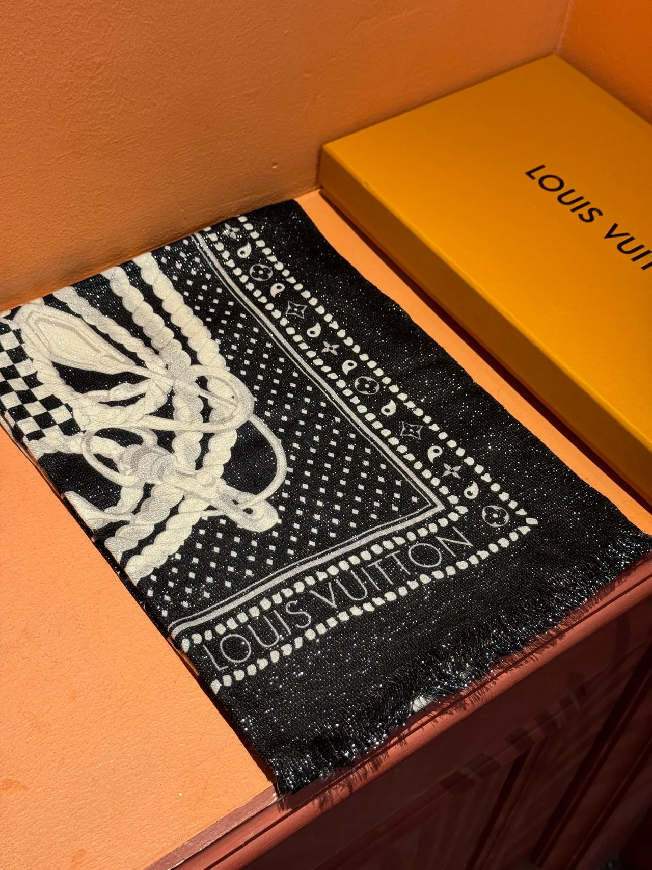 Louis Vuitton Monogram impresión de cadena Black and White Silk pañuelo 6
