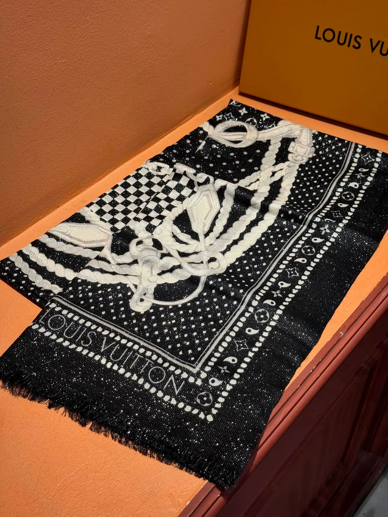 Louis Vuitton Monogram impresión de cadena Black and White Silk pañuelo 7