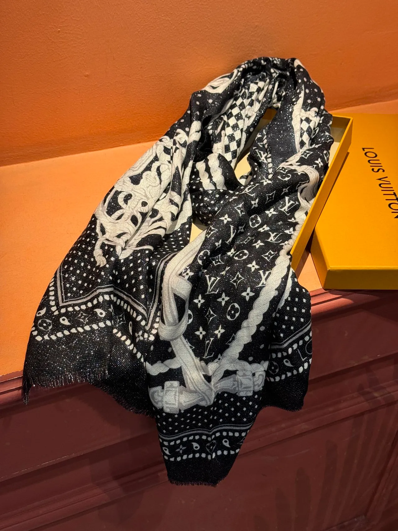 Louis Vuitton Monogram impresión de cadena Black and White Silk pañuelo 8