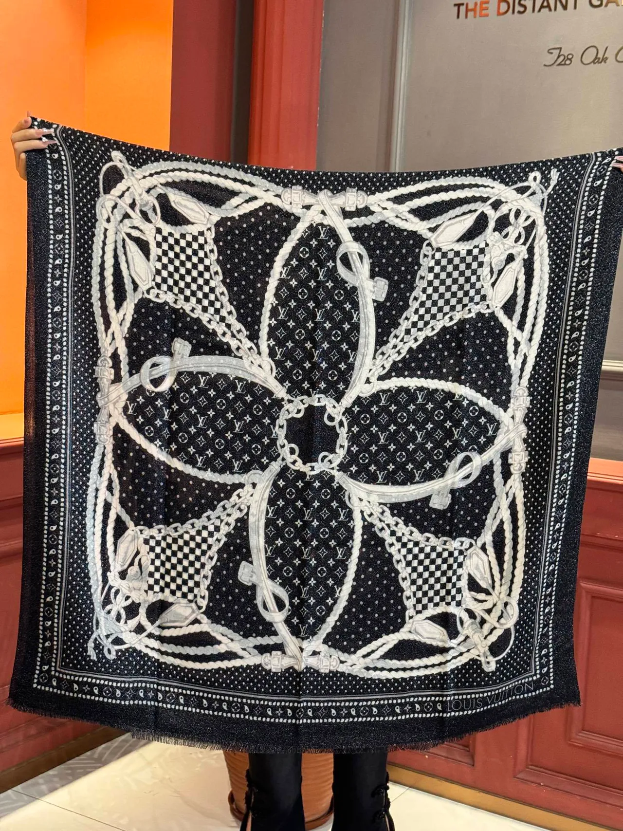 Louis Vuitton Monogram impresión de cadena Black and White Silk pañuelo 9