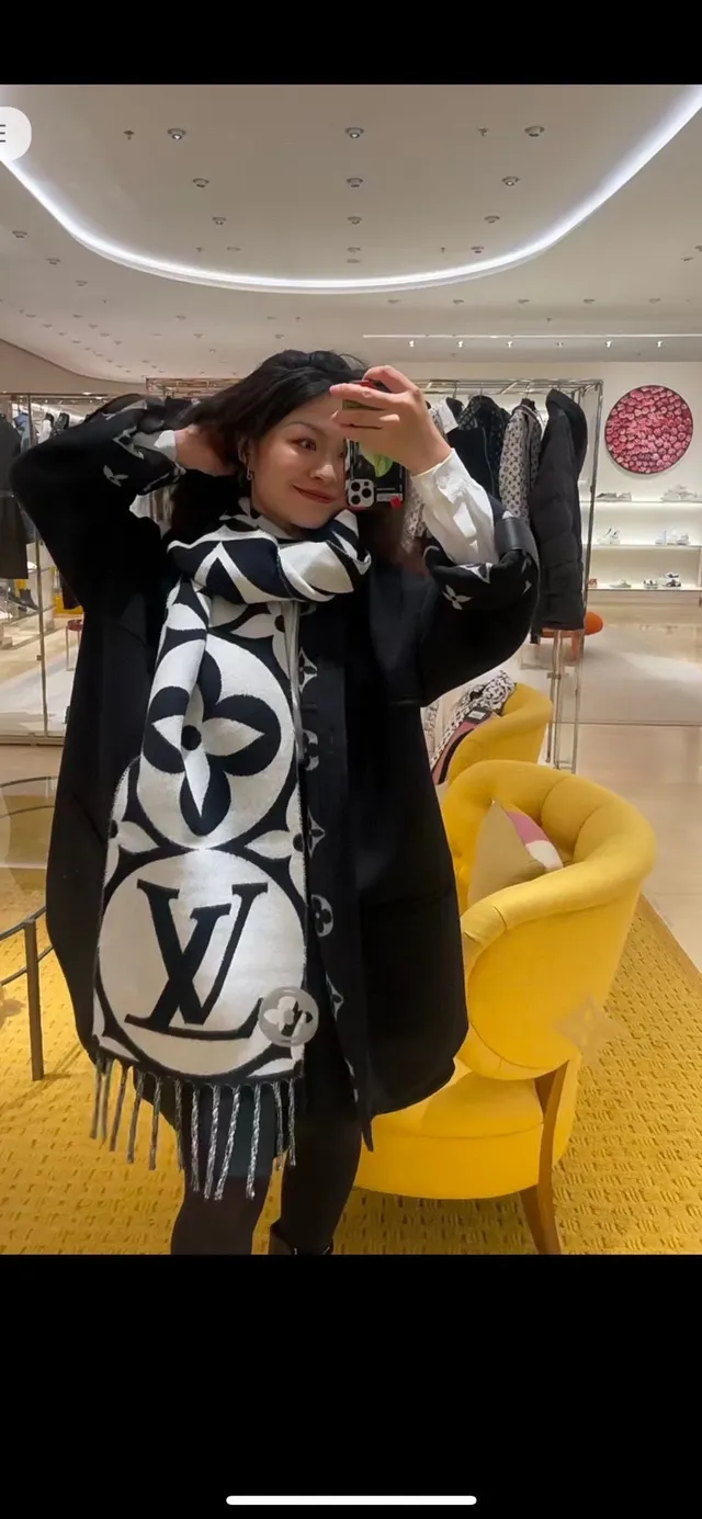 Louis Vuitton Monogram Eclipse Print Black and White Cashmere وشاح 4