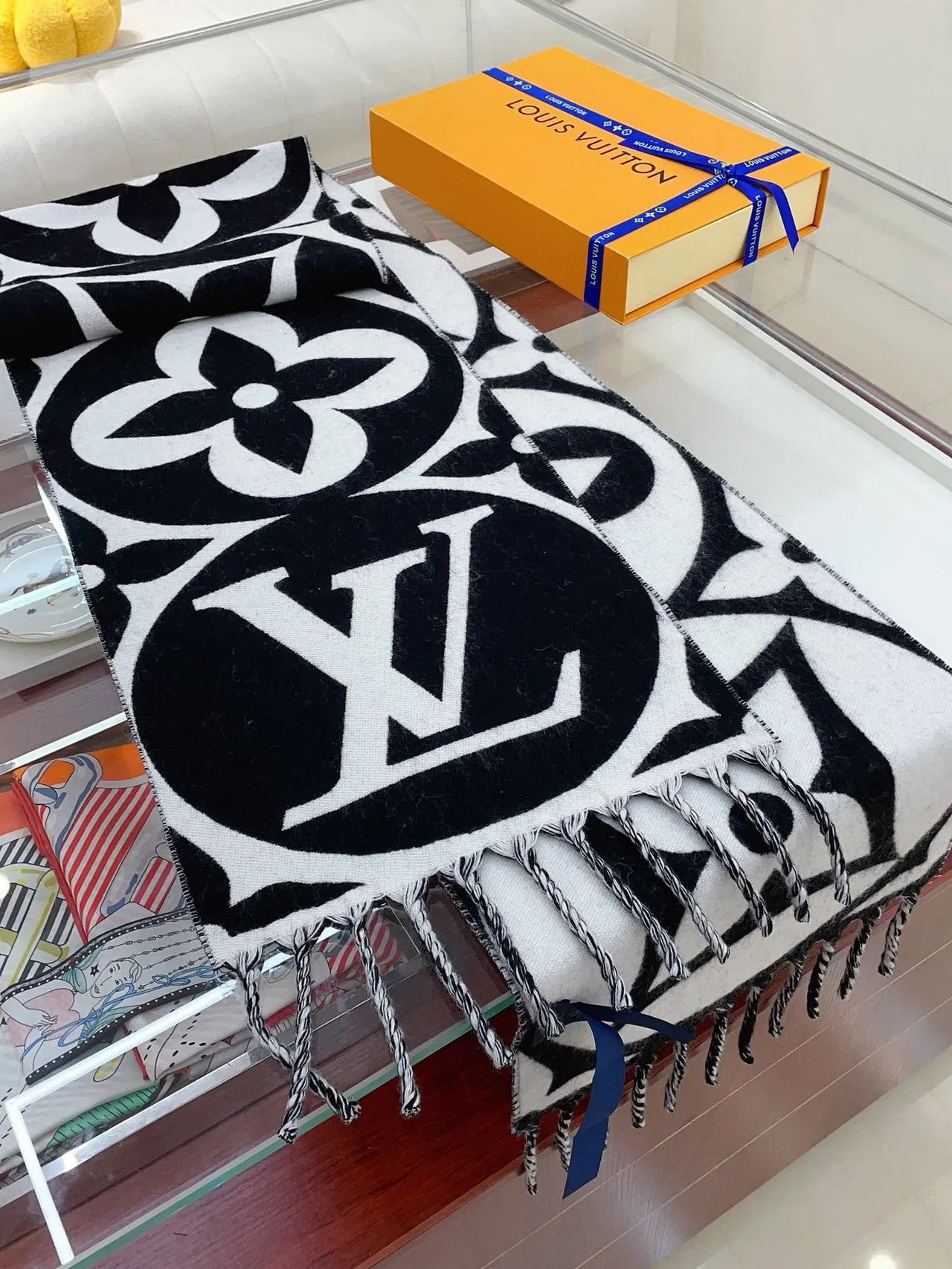 Louis Vuitton Monogram Eclipse Print Black and White Cashmere وشاح 7