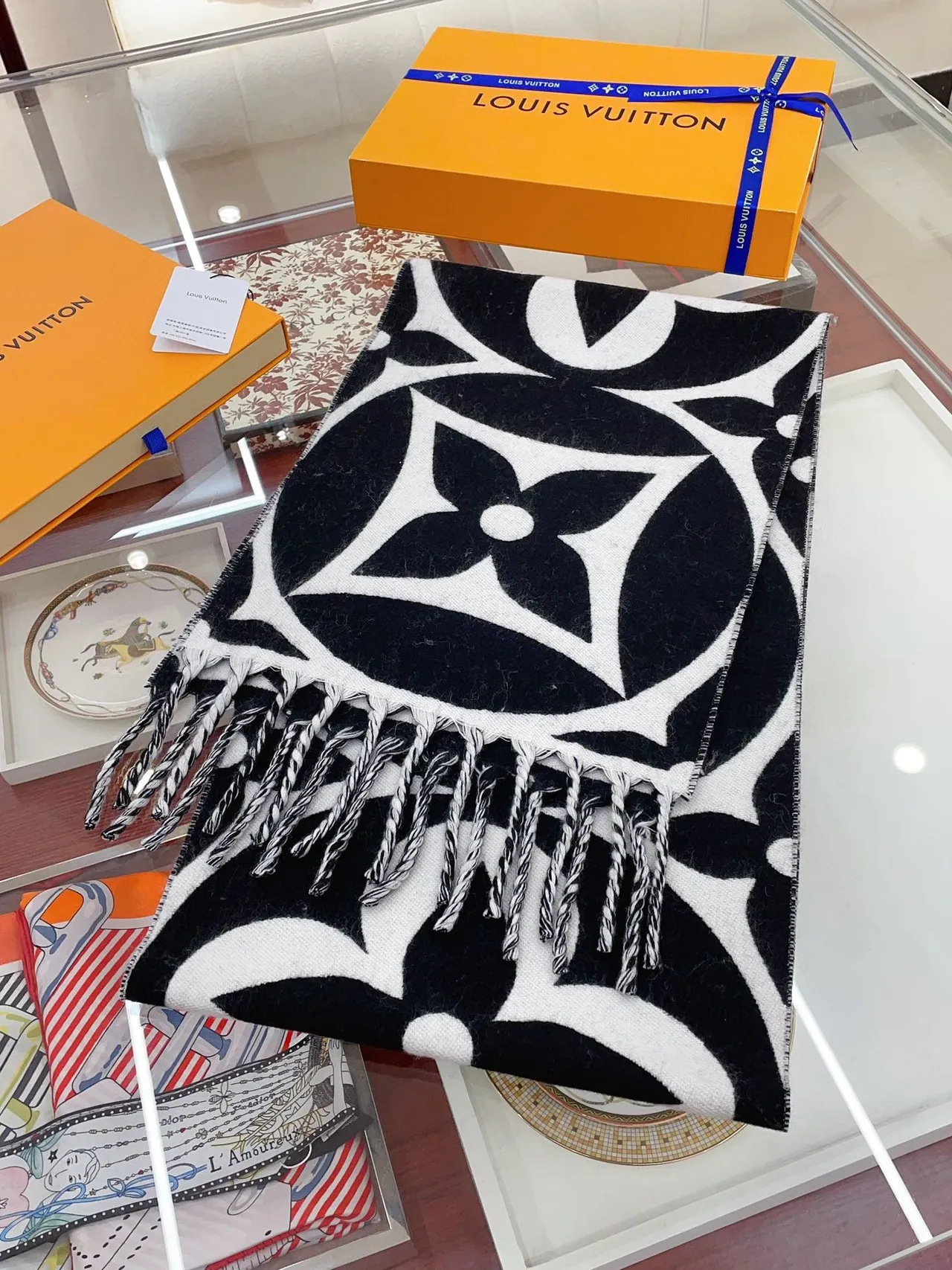 Louis Vuitton Monogram Eclipse Print Black and White Cashmere وشاح 8
