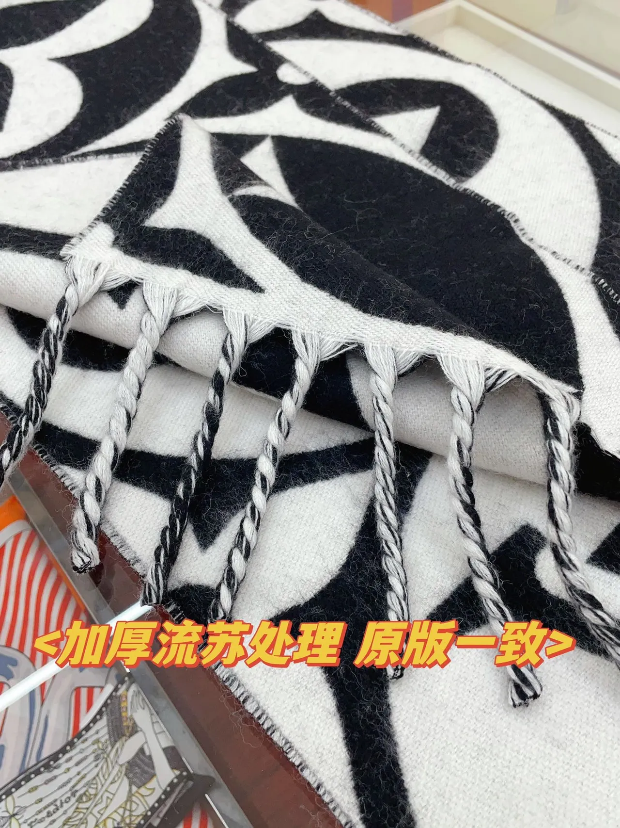 Louis Vuitton Monogram Eclipse Print Black and White Cashmere وشاح 9
