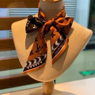 Louis Vuitton Monogram नारंगी रेशम स्कार्फ