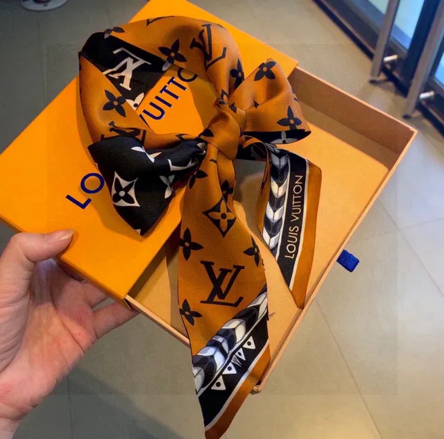 Louis Vuitton Monogram écharpe de soie orange 8