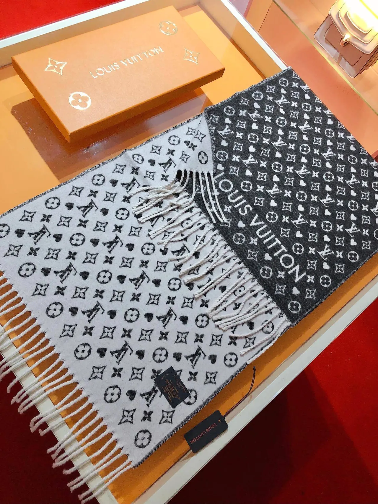 Écharpe Louis Vuitton Monogram réversible noire et blanche en cachemire 5