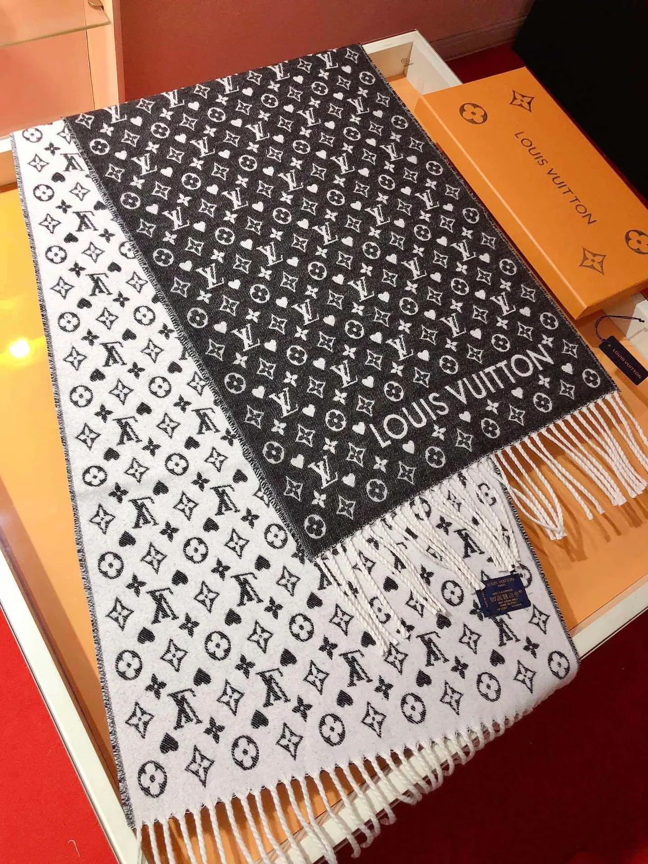 Écharpe Louis Vuitton Monogram réversible noire et blanche en cachemire 6
