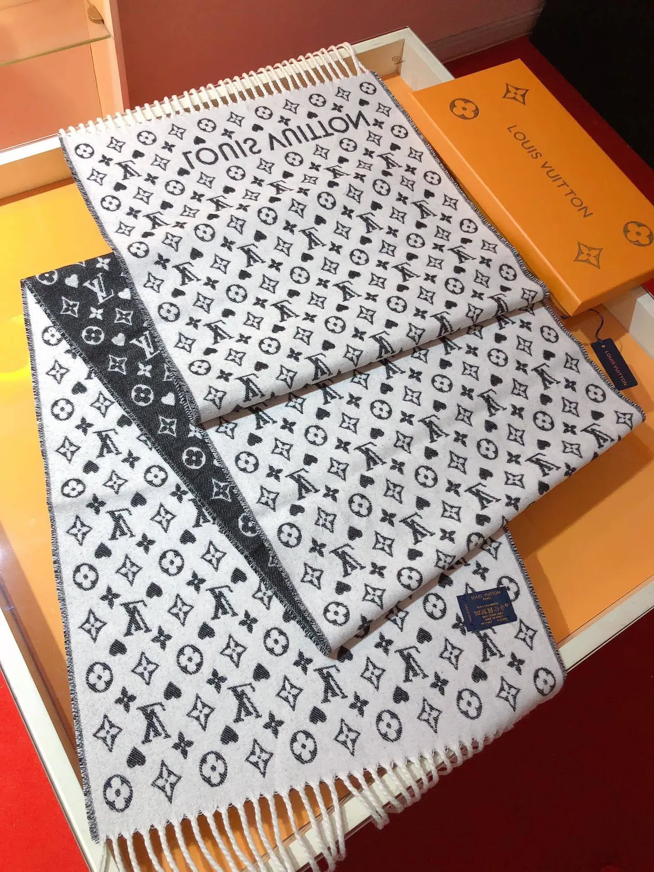 Écharpe Louis Vuitton Monogram réversible noire et blanche en cachemire 7