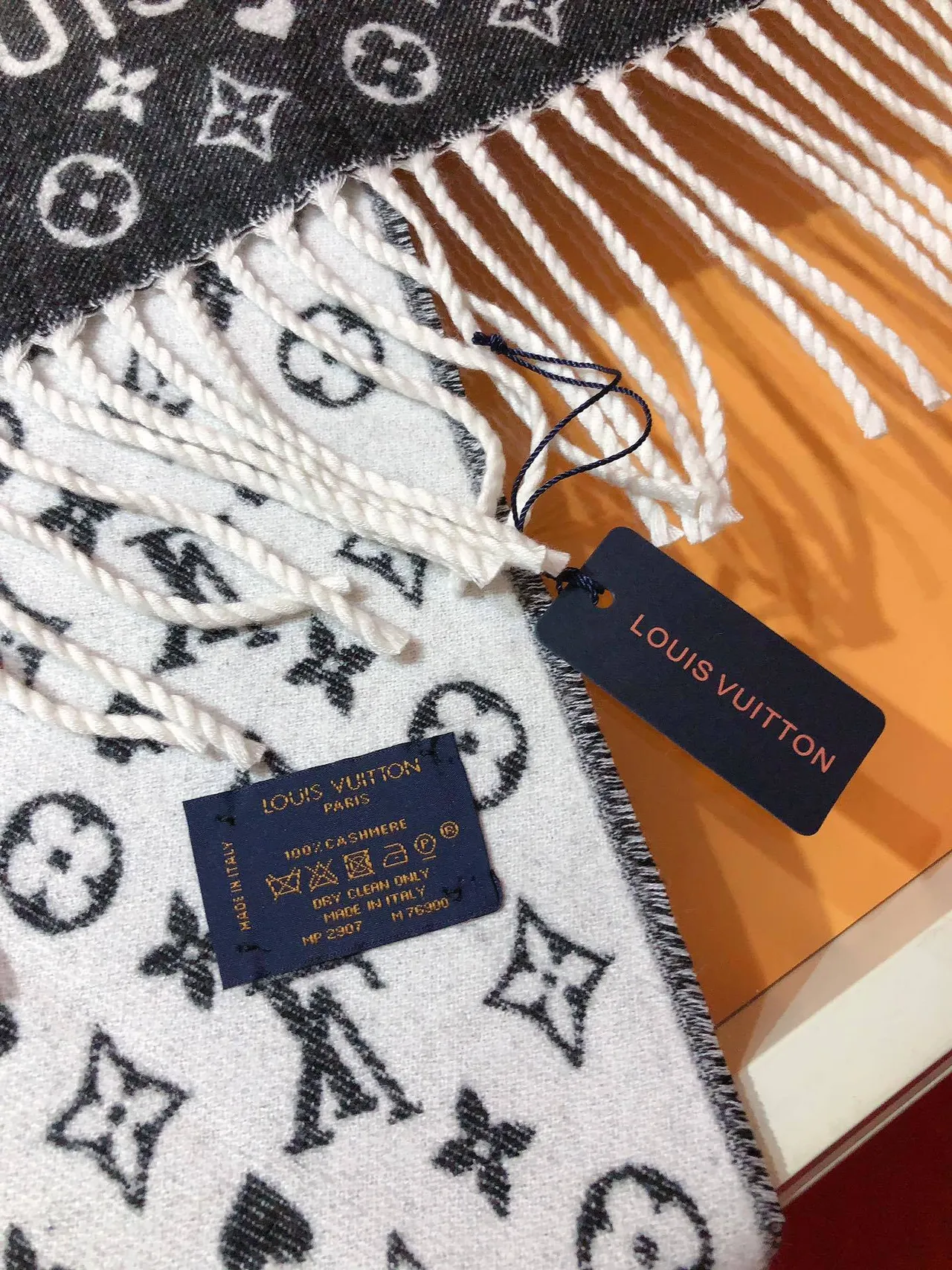 Écharpe Louis Vuitton Monogram réversible noire et blanche en cachemire 8