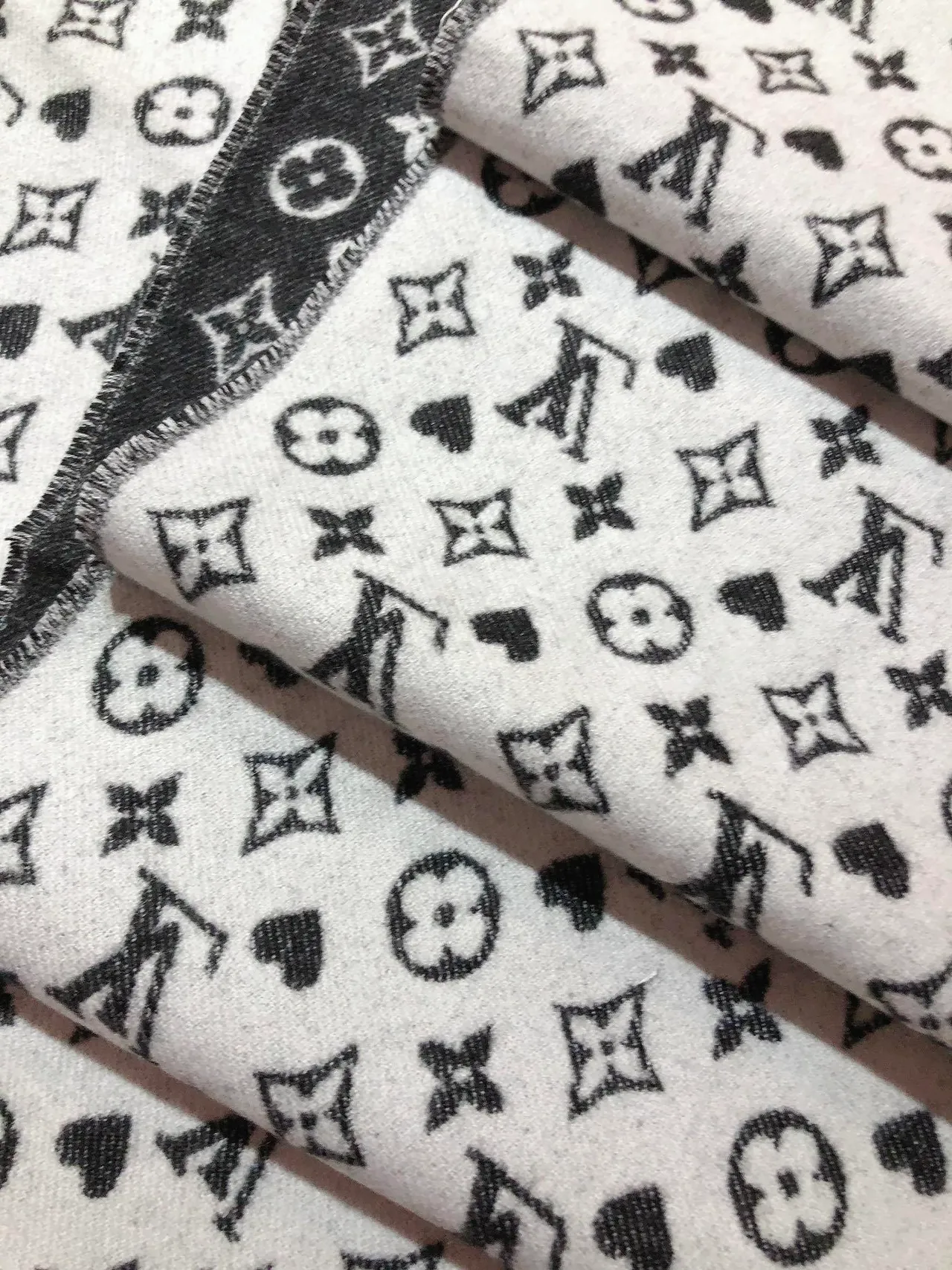 Écharpe Louis Vuitton Monogram réversible noire et blanche en cachemire 9