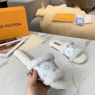 Louis Vuitton Monogram Shearling Zapatillas blancas beige de tela