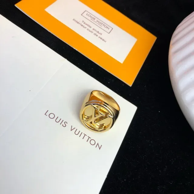 Louis Vuitton Monogram World Tour Gold Signet-Style Monogrammed Ring 6