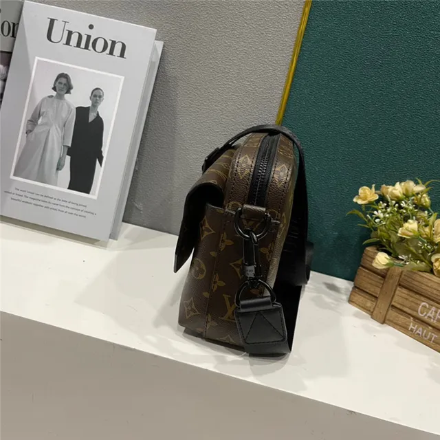 路易威登 Multi Pochette Accessoires 黑色棕色 矩形 翻盖 压花 Monogram 或 Logo 信使包 17