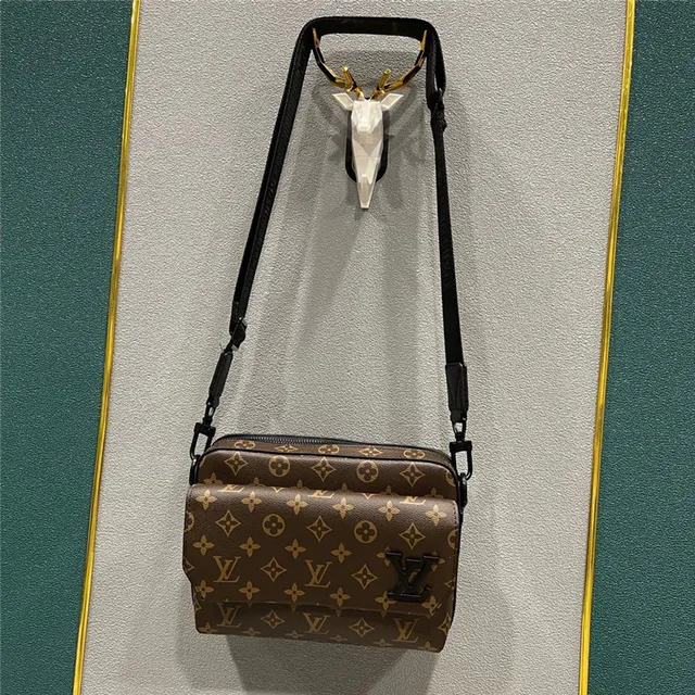 路易威登 Multi Pochette Accessoires 黑色棕色 矩形 翻盖 压花 Monogram 或 Logo 信使包 20