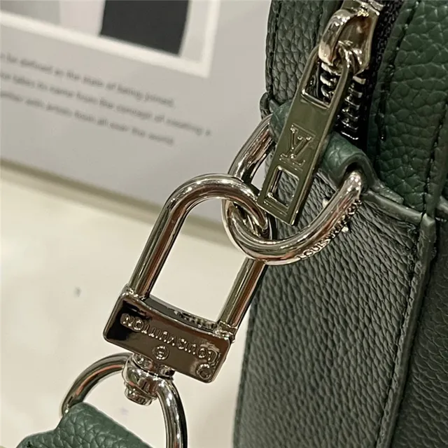 路易威登 Multi Pochette Accessoires 黑色棕色 矩形 翻盖 压花 Monogram 或 Logo 信使包 23