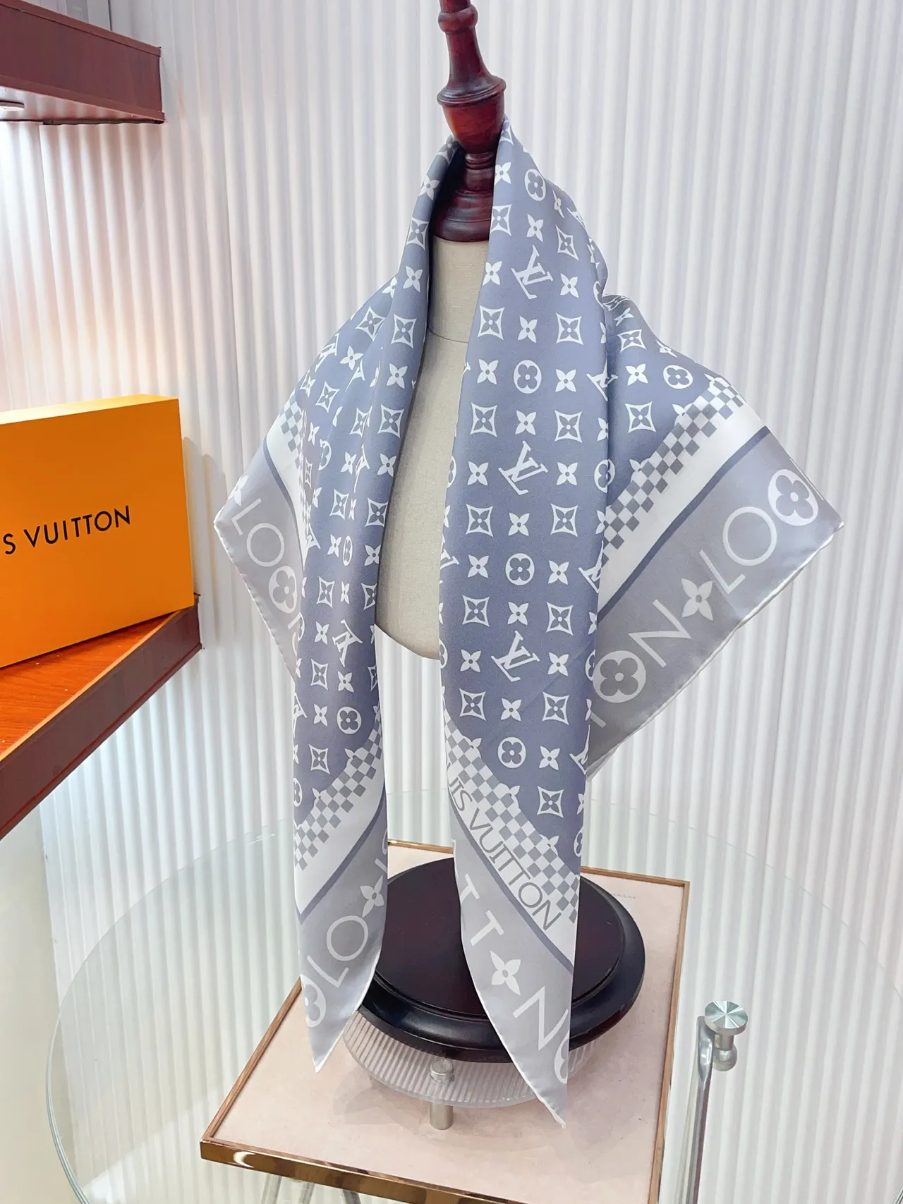 Louis Vuitton MY LV Luggage 90 écharpe en soie 2