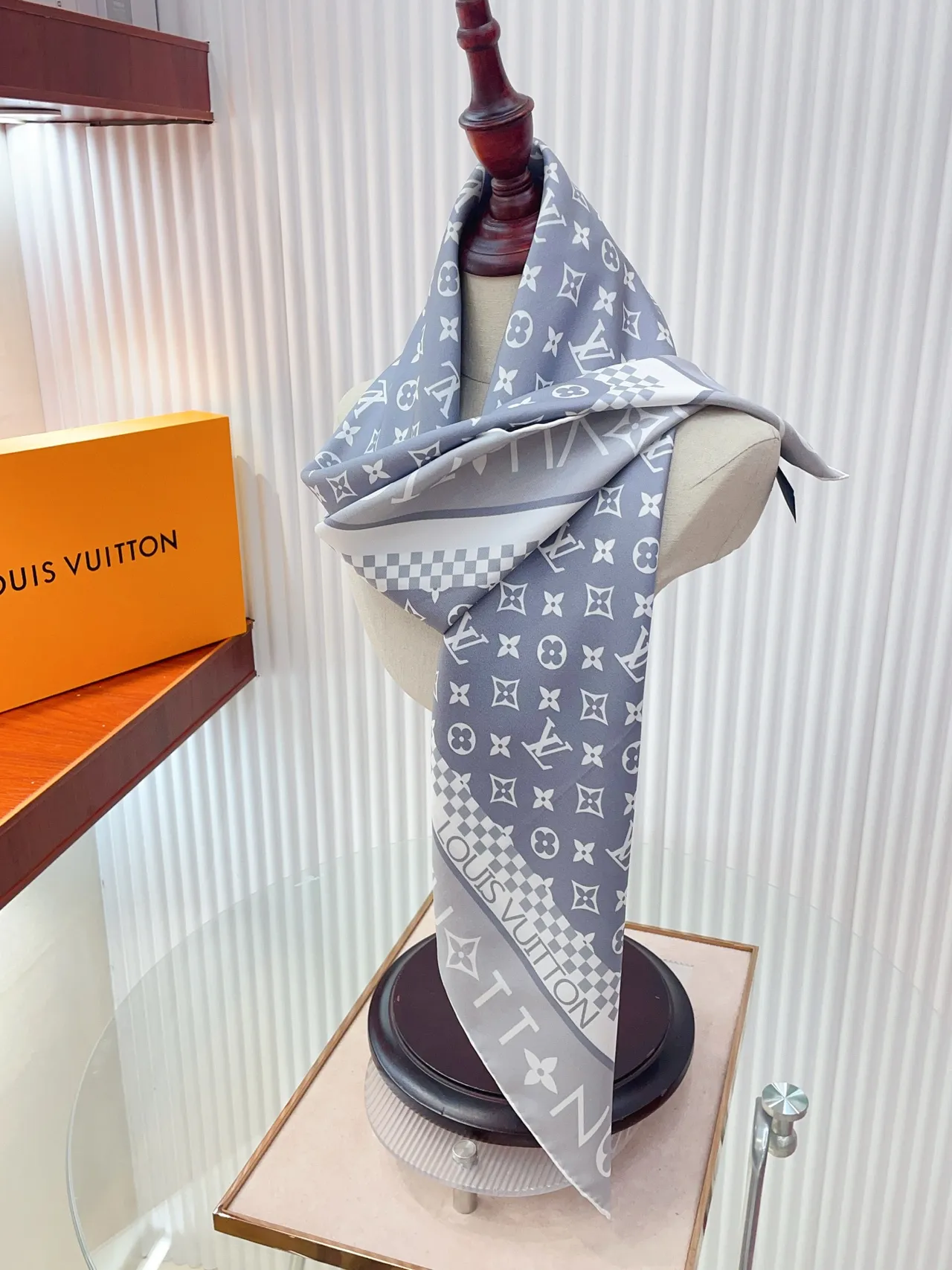 Louis Vuitton MY LV Luggage 90 écharpe en soie 3