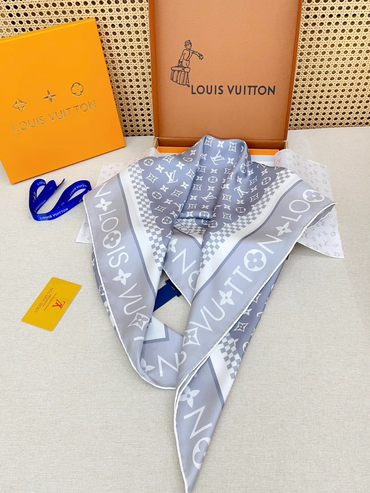 Louis Vuitton MY LV Luggage 90 écharpe en soie 5