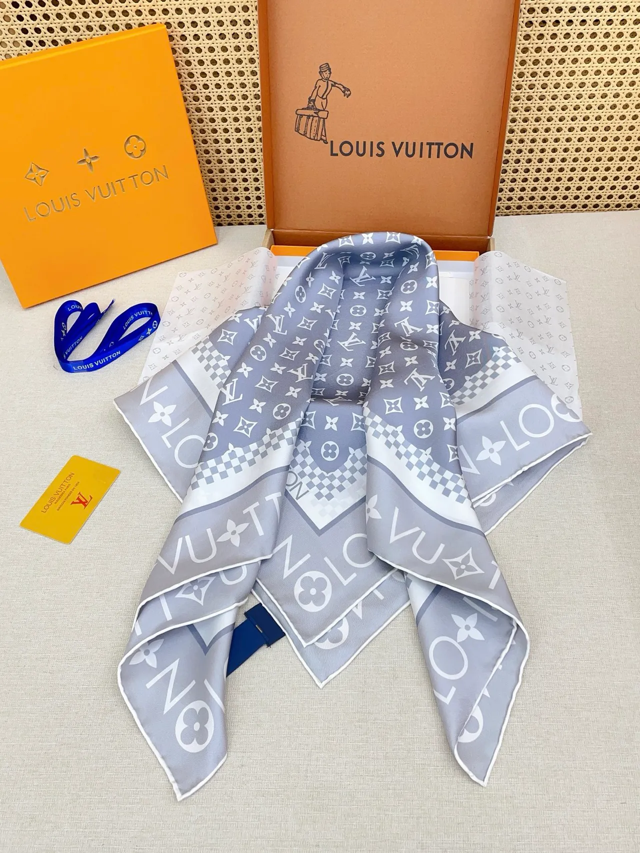 Louis Vuitton MY LV Luggage 90 écharpe en soie 6