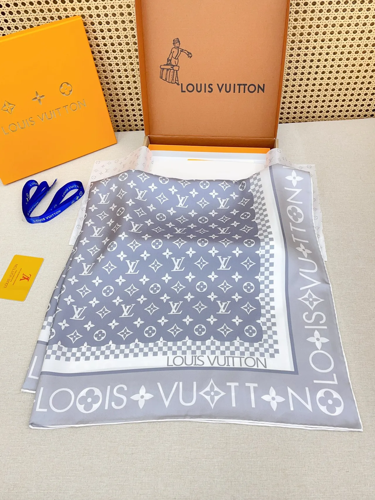 Louis Vuitton MY LV Luggage 90 écharpe en soie 8