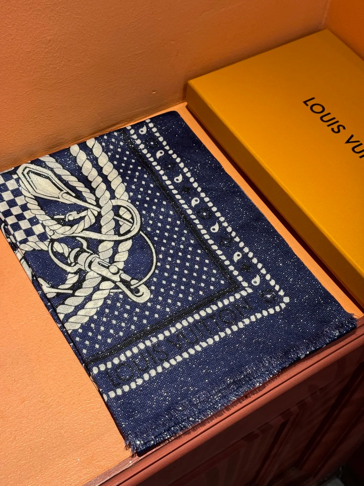 Louis Vuitton أزرق بحري أبيض فرسان حزمة نمط طباعة رمز حرير وشاح 6