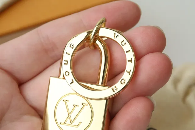 Louis Vuitton Padlock Keychain Gold Silver Engraved Monogram Phone Case 4