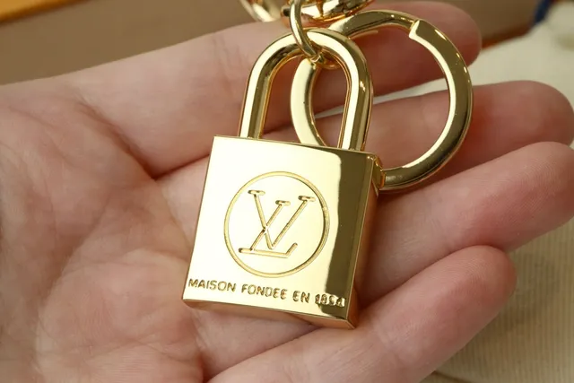 Louis Vuitton Padlock Keychain Gold Silver Engraved Monogram Phone Case 5