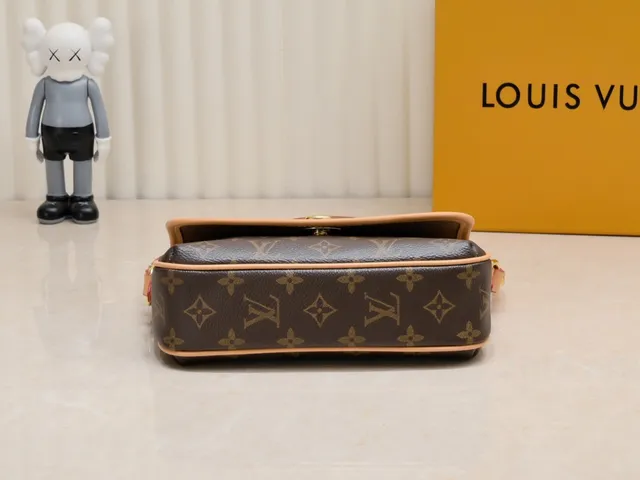Louis Vuitton Petite Boîte Chapeau Monogram Canvas Tan Trim Underarm Bag 2