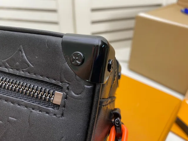 Louis Vuitton Petite Malle Negro Naranja Silueta de Maleta Boxy Bolso de Cadena de Cuero Monogramado 5