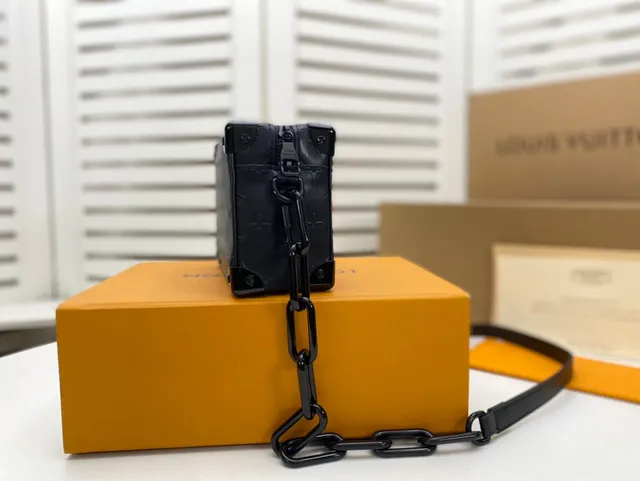 Louis Vuitton Petite Malle Negro Naranja Silueta de Maleta Boxy Bolso de Cadena de Cuero Monogramado 8
