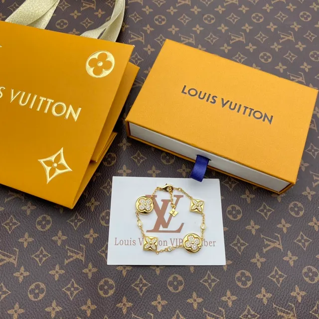 Louis Vuitton Quatrefoil Pavé Crystal Gold-Tone Bracelet 5