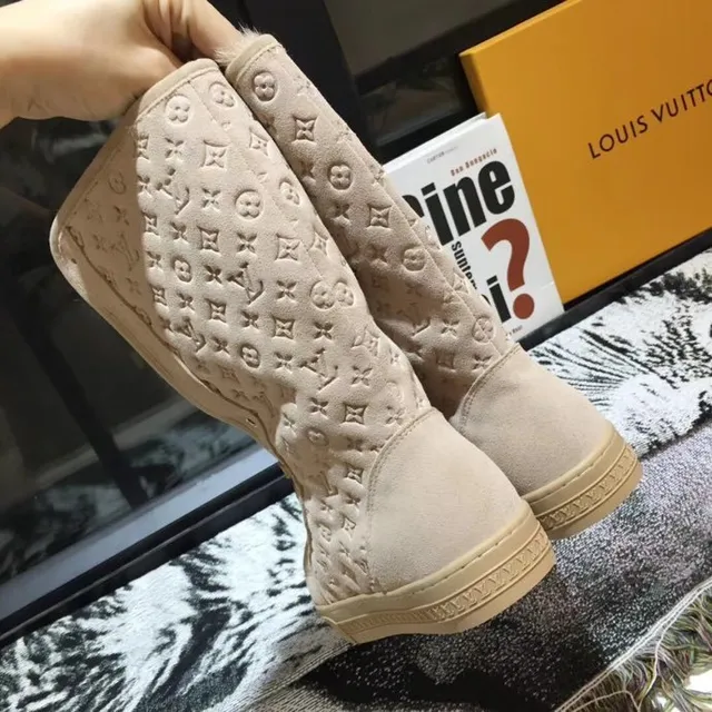 Louis Vuitton Run Away Beige White Monogrammed Suede Shearling-Lined Snow Boots 2