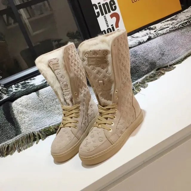 Louis Vuitton Run Away Beige White Monogrammed Suede Shearling-Lined Snow Boots 5