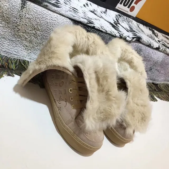 Louis Vuitton Run Away Beige White Monogrammed Suede Shearling-Lined Snow Boots 7