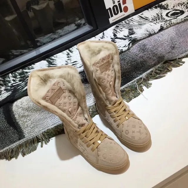 Louis Vuitton Run Away Beige White Monogrammed Suede Shearling-Lined Snow Boots 8